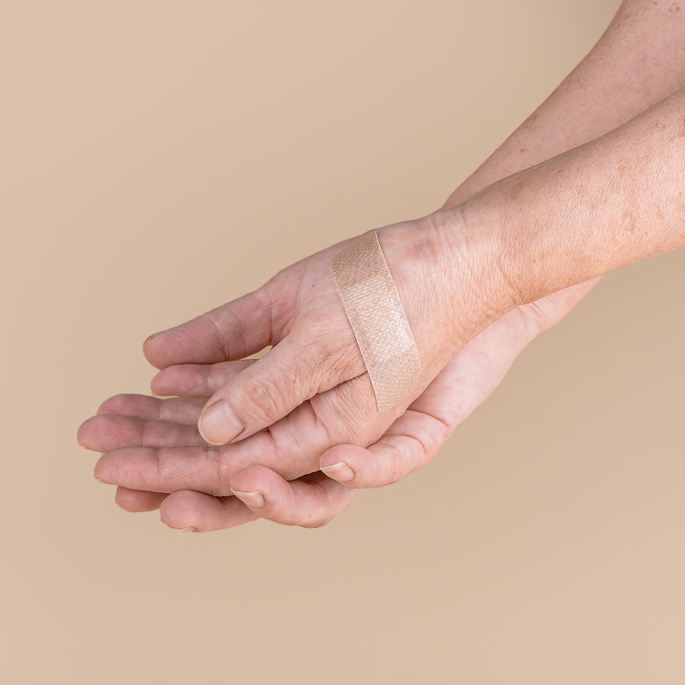 Zestaw plastrów dla wrażliwej skóry VitaHealth SENSITIVE, zdjęcie plastrów w użyciu