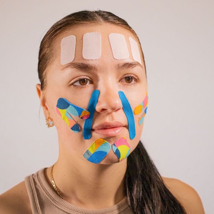 Taśma do Kinesiotapingu yellowTAPE Niebieska – 5 cm x 5 m, Bezlateksowa, Wodoodporna, taśma w użyciu na twarzy