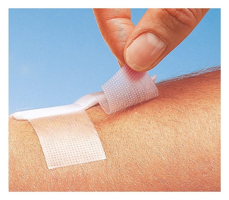 Przylepiec foliowy Omnifilm – hipoalergiczny, przezroczysty, na rolce w użyciu