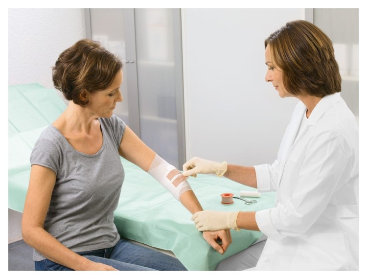 Przylepiec tkaninowy Omniplast – hipoalergiczny, cielisty, na rolce w użyciu